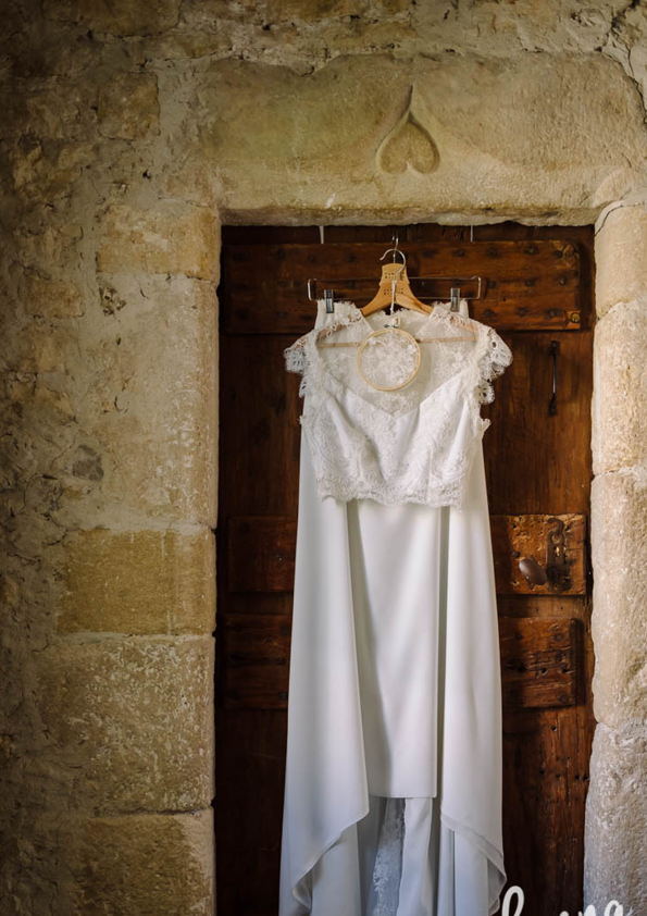 robe de mariée, elodie, mariage, porte en bois, tenue mariée