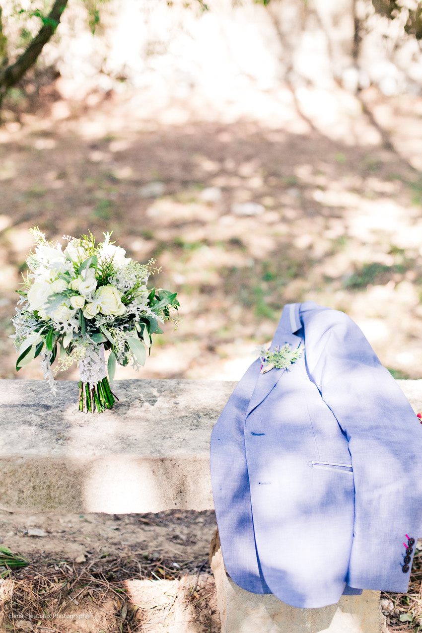 costume marié, bouquet de fleurs, boutonnière de fleurs