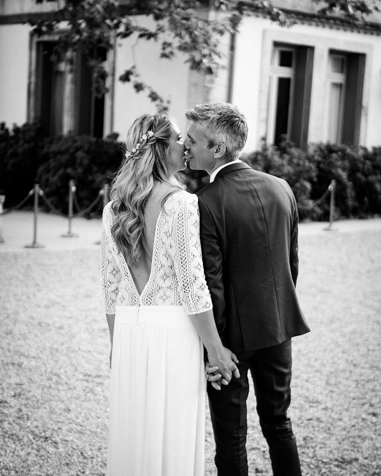 mariés qui s'embrasse, robe de mariée, photographe mariage