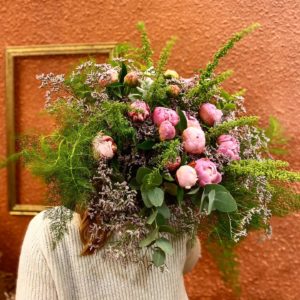 L'Artisan Fleuriste Perpignan, bouquet de fleurs sèches, bouquet de fleurs, fleuriste Perpignan, fleurs roses, pivoines roses, mur orange, fleuriste mariage