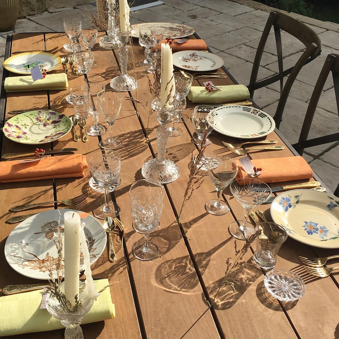 Table décoration vintage, chaise bistrot, assiettes procelaine, couverts en argent, location de vaisselle ancienne, Montpellier, Perpignan, Nîmes, Narbonne