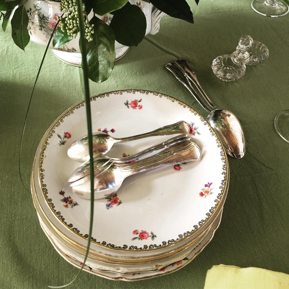Vaisselles vintage, motifs fleurs, couverts en argent, nappe verte, location de vaisselle Montpellier, Perpignan, Nîmes, Narbonne