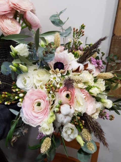 bouquet de mariée, fleurs roses, fleurs blanches, fleurs violines, robe de mariée, mariée et bouquet, fleuriste mariage Montpellier