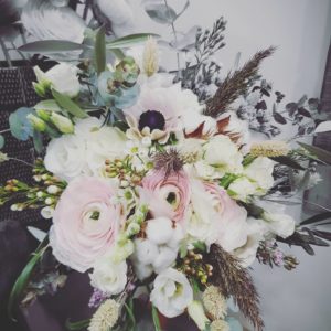 Bouquet de mariée, fleurs blanches roses et vertes, fleuriste montpellier, fleuriste castries, décoration florale mariage
