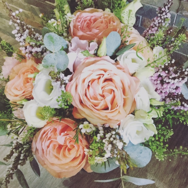 Bouquet de mariée, fleurs orangées, fleurs blanches, fleuriste mariage à Montpellier, fleuriste de mariage