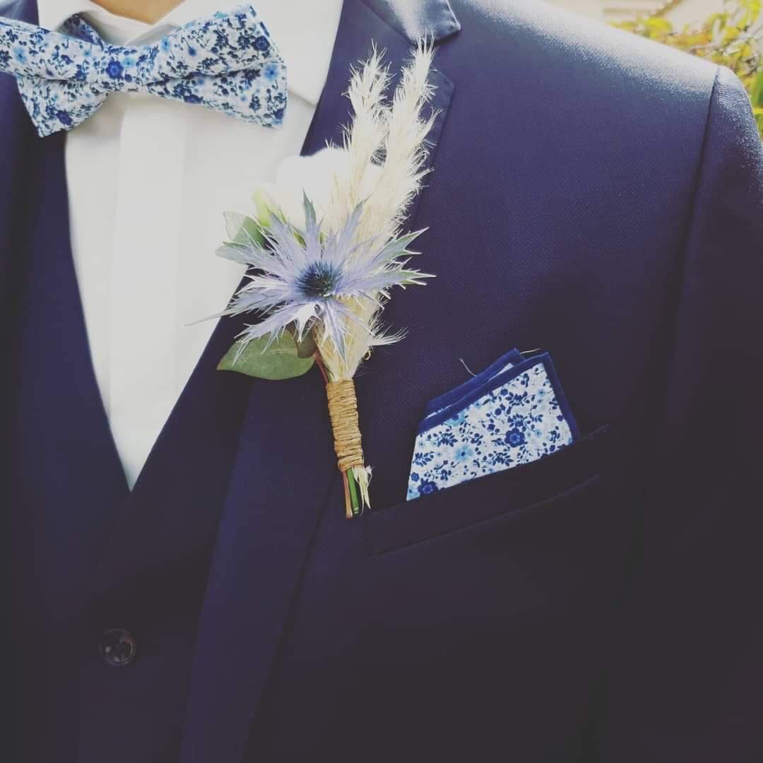 costume bleu pour homme, boutonnière de fleur, fleuriste mariage, noeud papillon belu et blanc, chemise blanche, costume de mariée, Fleuriste Montpellier