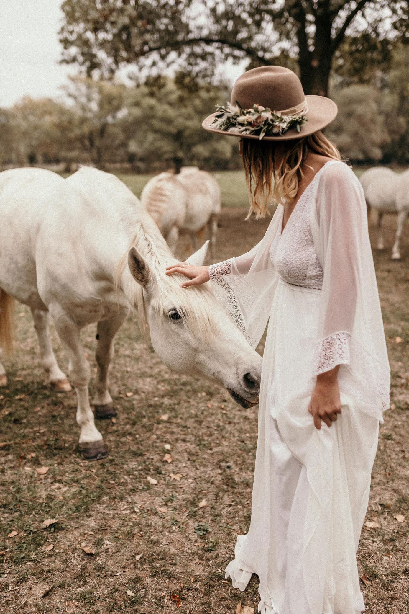 cheval blanc, mariée, mariée avec un chapeau marron, robe de mariée bohème, mariage, photographe de mariage Narbonne