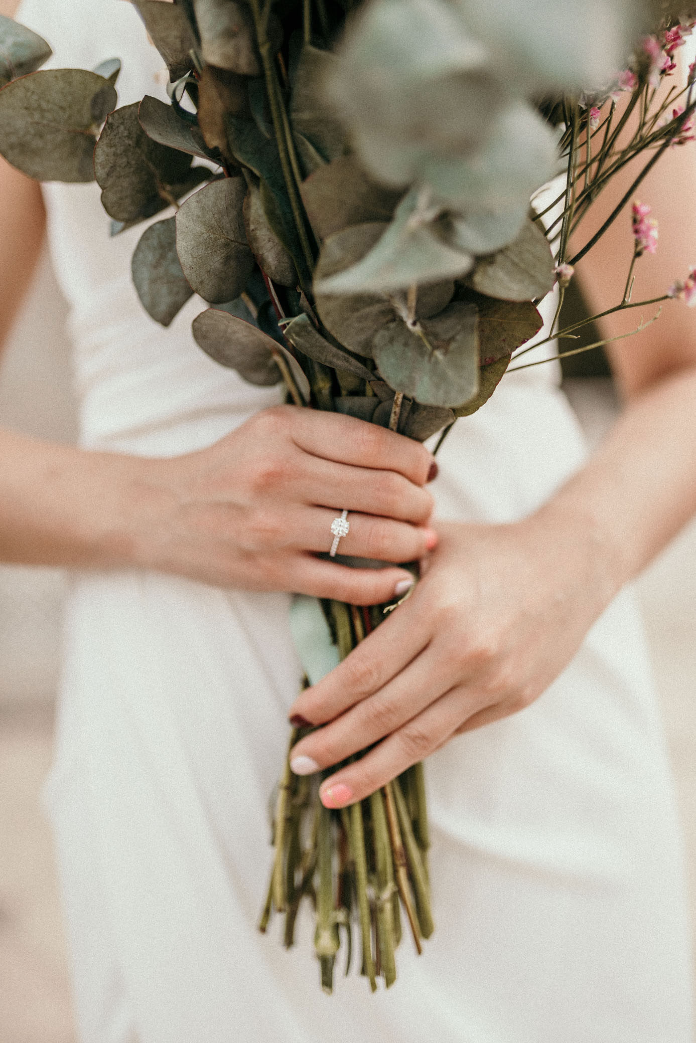 Bouquet de fleurs, bouquet de mariée, robe de mariée, mariage, photographe de mariés à Nîmes