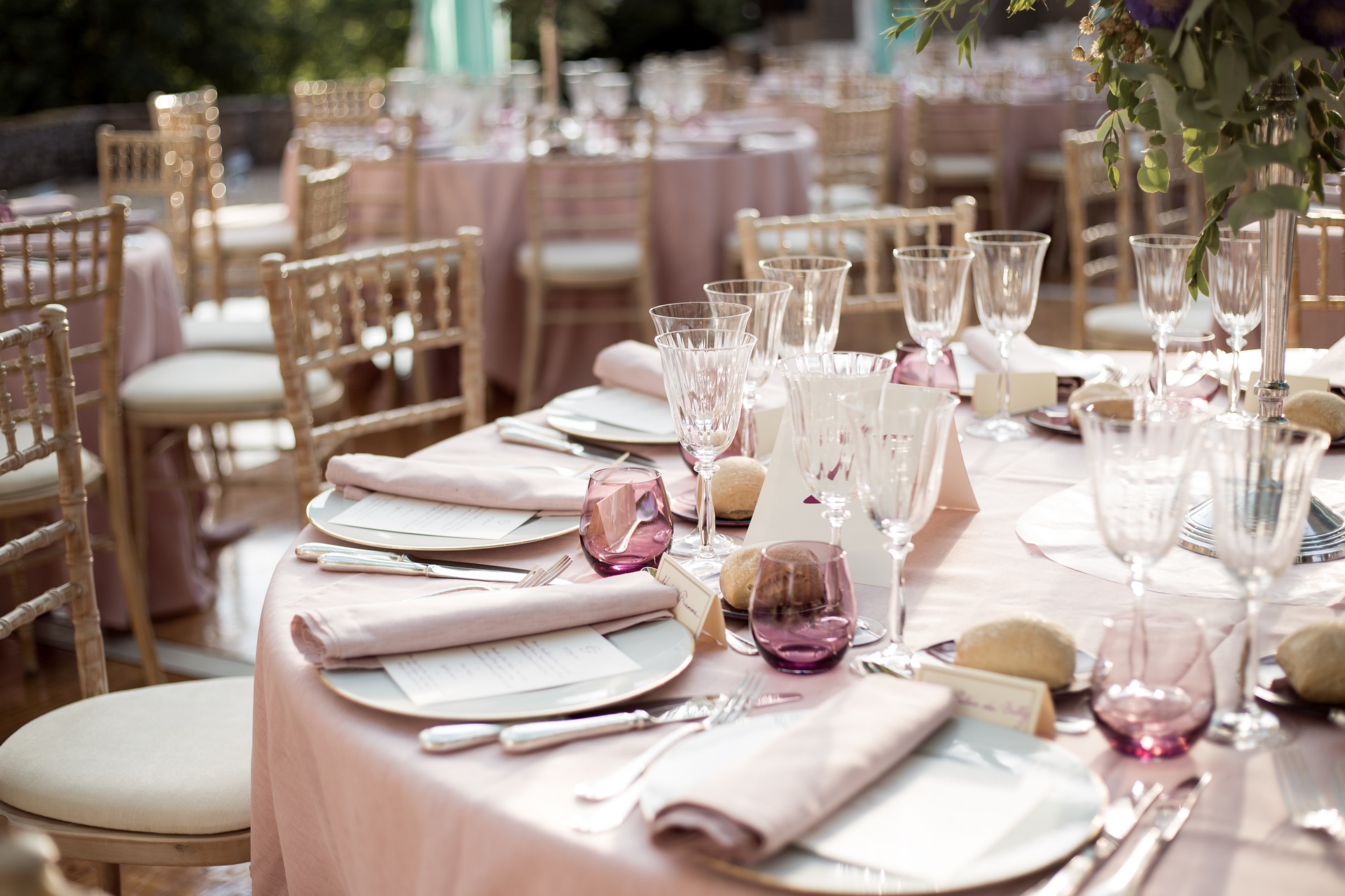 Thème de mariage, décoration de table, rose poudré et beige, chaise napoléon beige, assiettes porcelaines blanches