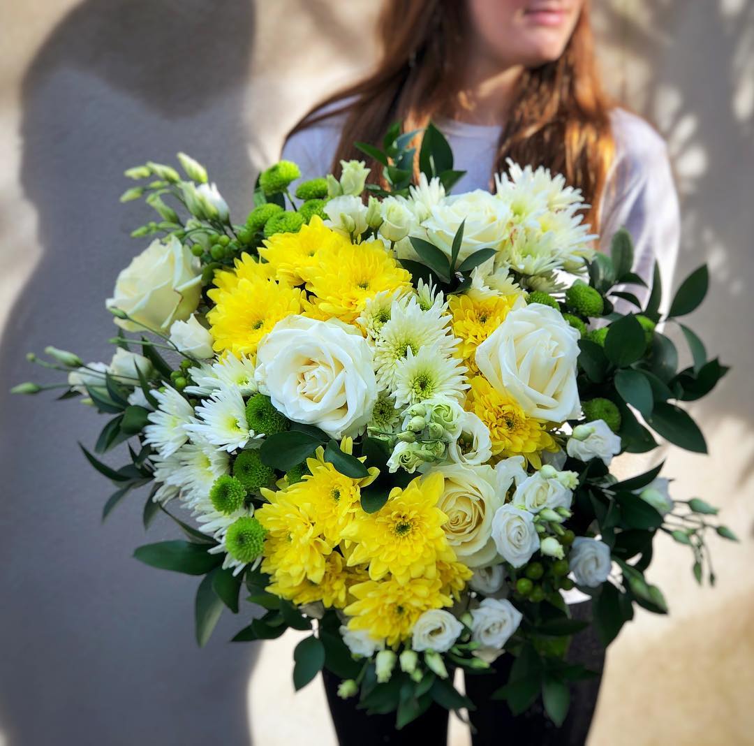 bouquet de mariée, fleurs jaunes et blanches, mariage Montpellier, couleurs de l'année 2021, décoration de mariage
