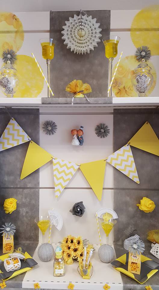 objets décorations, magasin de fête à Nîmes, banderole jaune et grise, bougeoir gris, contenant dragée jaune, couple de futurs mariés gâteaux, décoration de mariage couleur année 2021