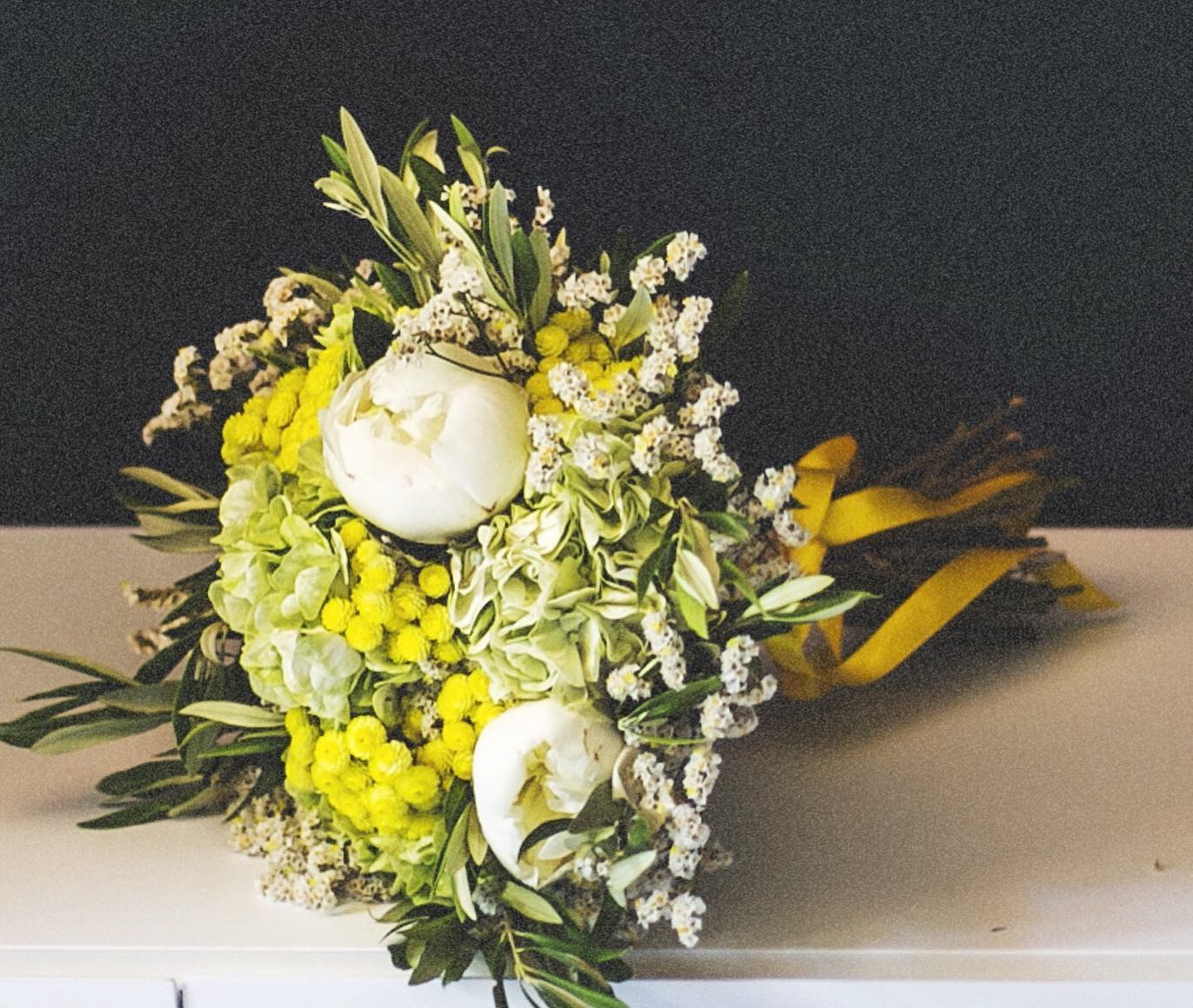 bouquet de fleurs jaunes, mariage, bouquet mariage, décoration de mariage lumineuse