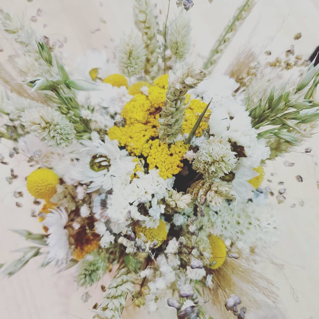Bouquet de mariée, fleurs jaunes, couleur de l'année 2021