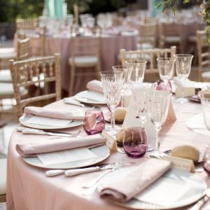 lieu de réception mariage, tables rondes, nappe rose, décoration mariage, chaises napoléon dorées