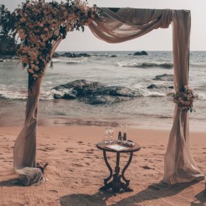 décoration de mariage, mobiliers de mariage, arche florale, décoration mariage plage
