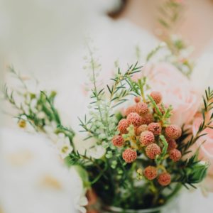 fleuristes mariage, bouquet de mariée, fleurs saumon et rose poudré