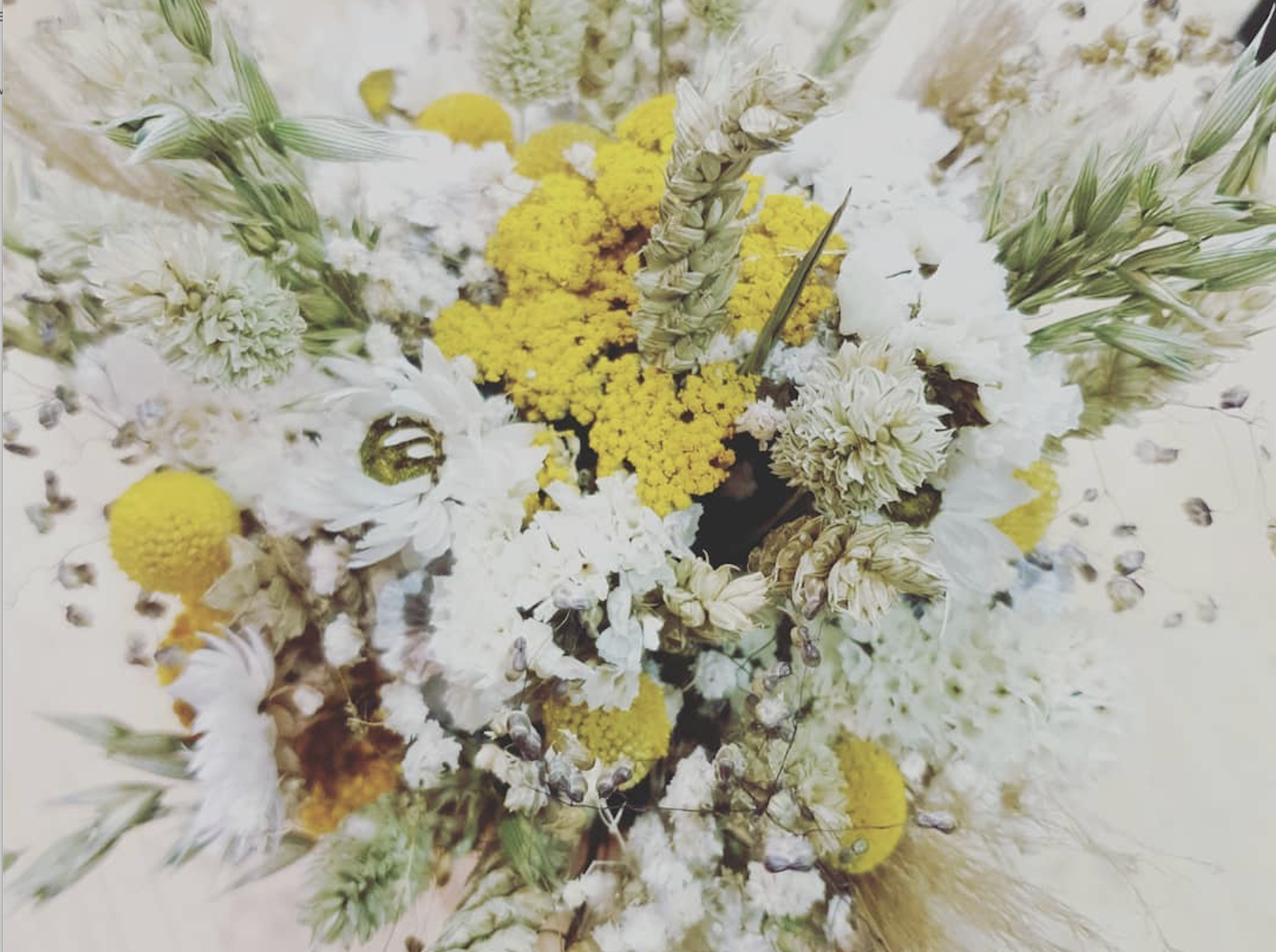 couleurs jaune, grise, couleur année 2021 mariage, bouquet de mariée fleurs jaunes