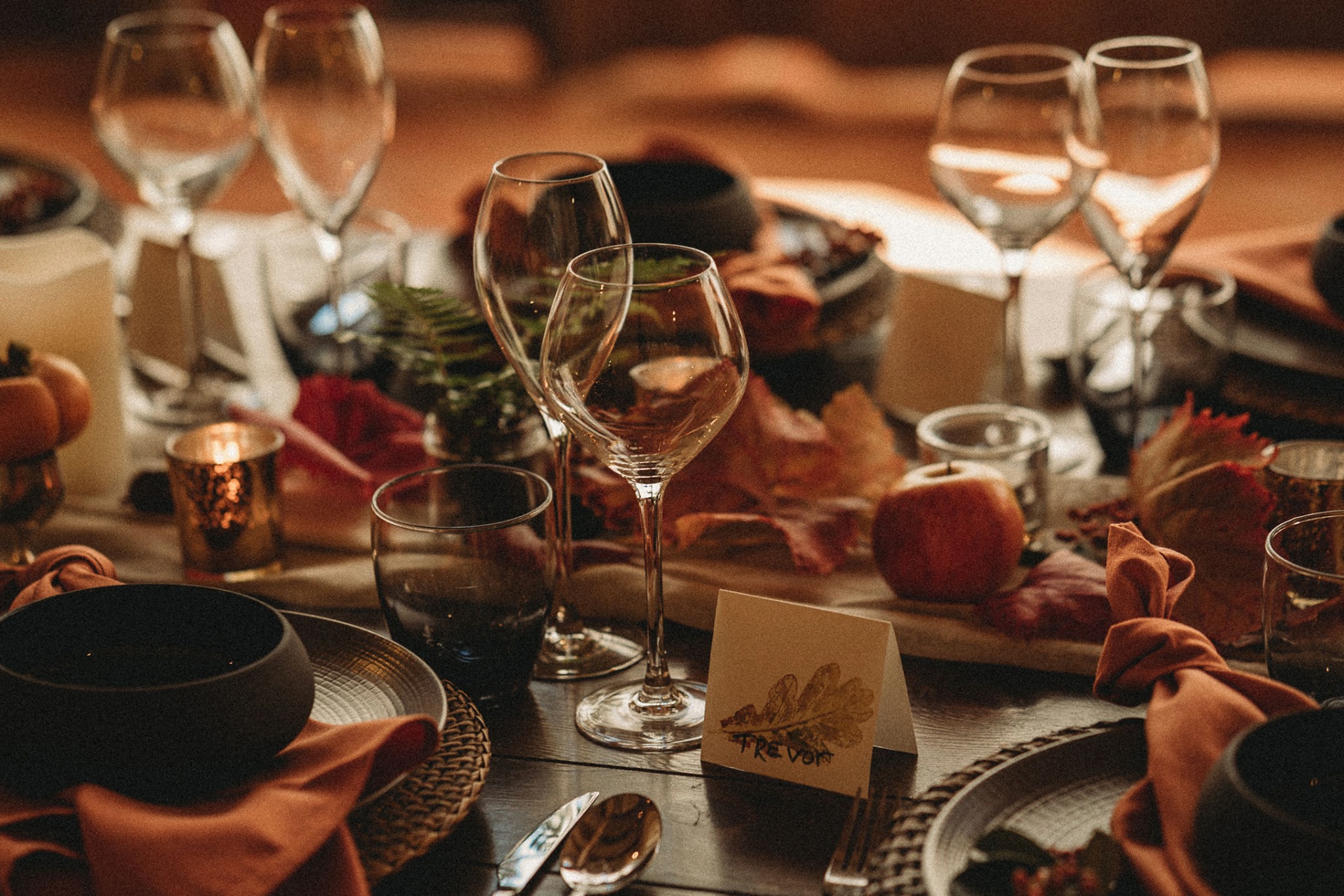table dressée, assiettes, verres à pied, nappe orange, marque place, couverts, location de vaisselle, Événement votre, Carcassonne
