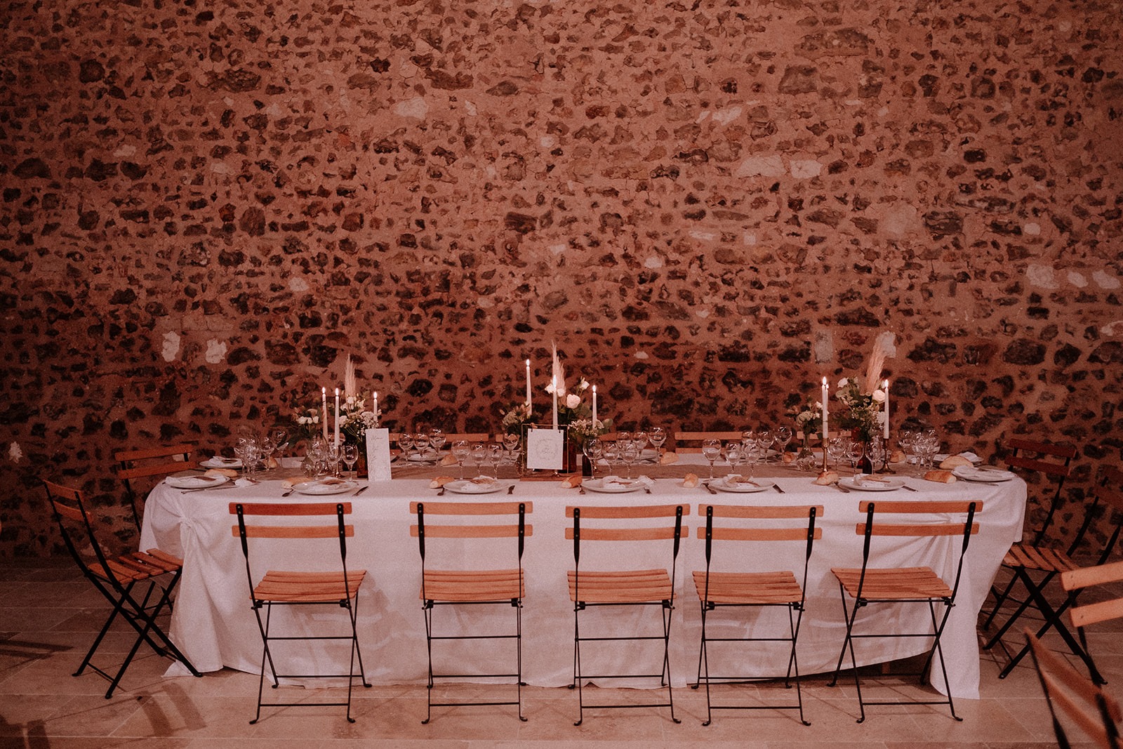 chaises bistrot, location de chaises mariages, table en bois mariage, nappe blanche, table bohème mariage