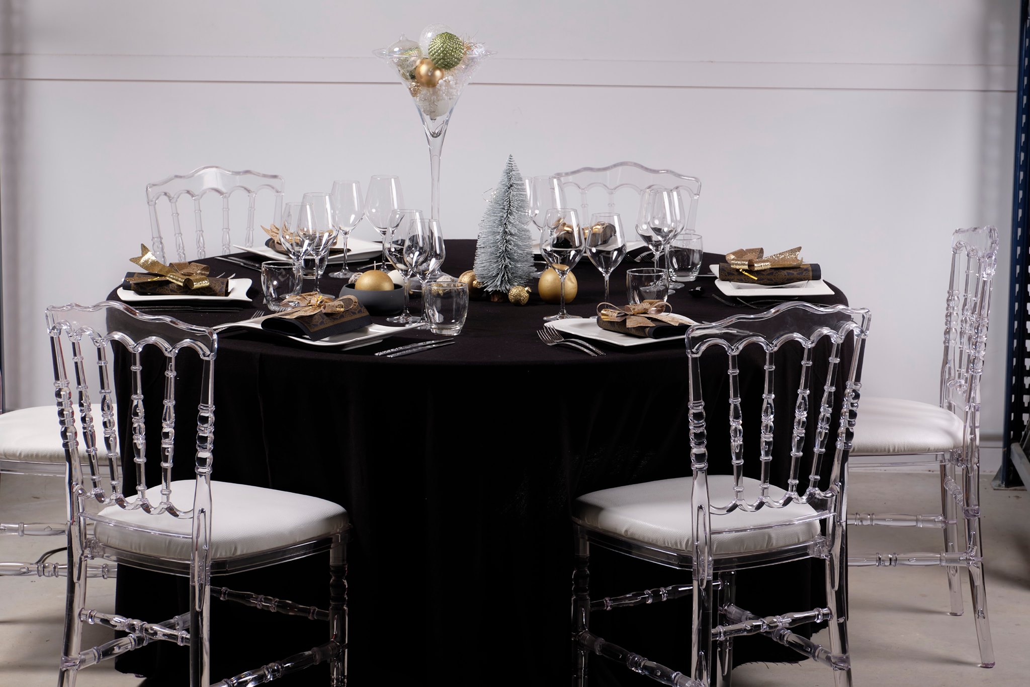 chaise napoléon transparentes, table mariage, location vaisselle, location de table, location de nappes, location de verres, Evénement Votre