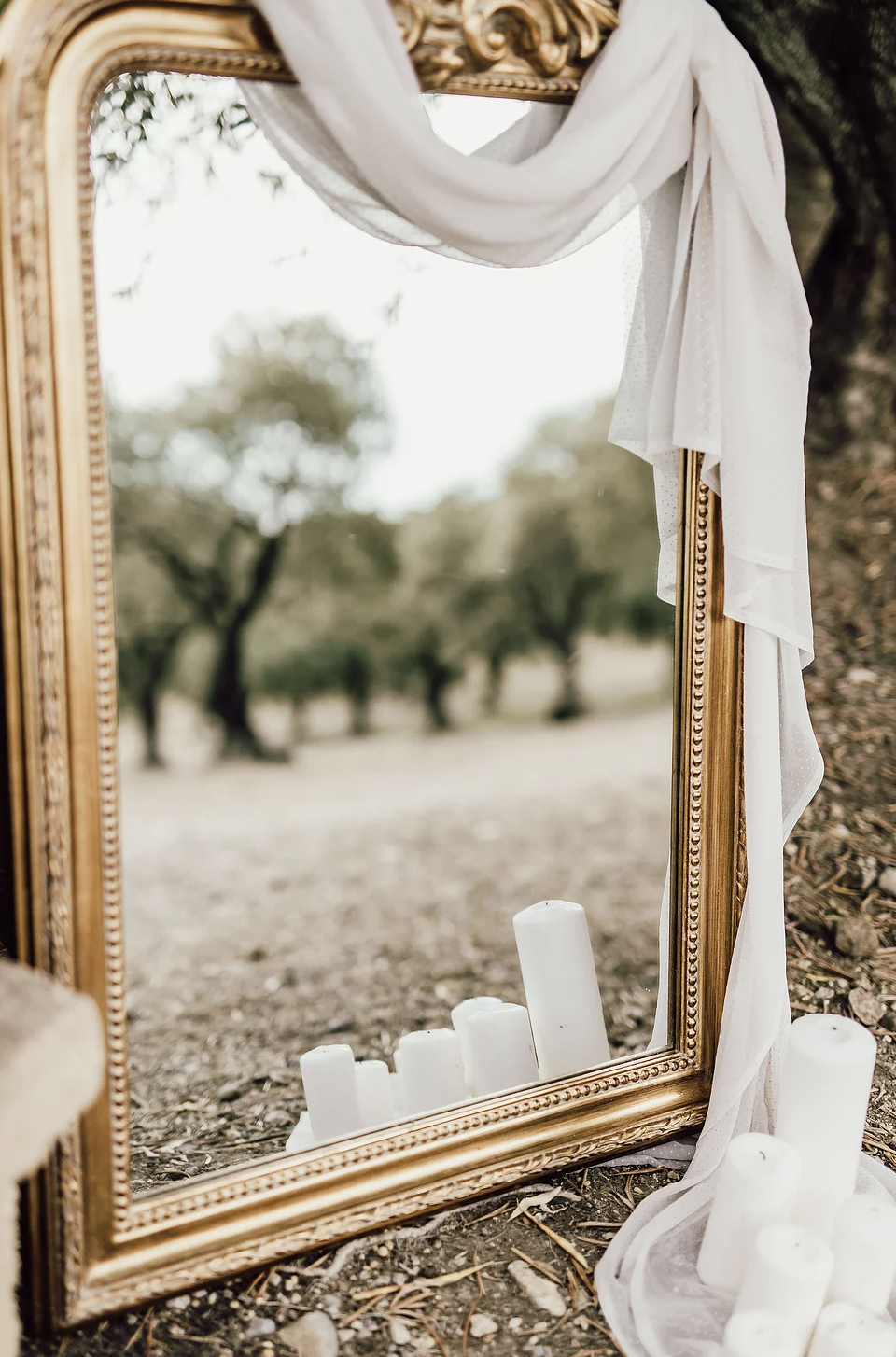 miroir, cadre dorures or, miroir plan de tables, plan de tables mariage, voile blanc, bougies blanches, mariage, décoration mariage, Coco Touch Déco