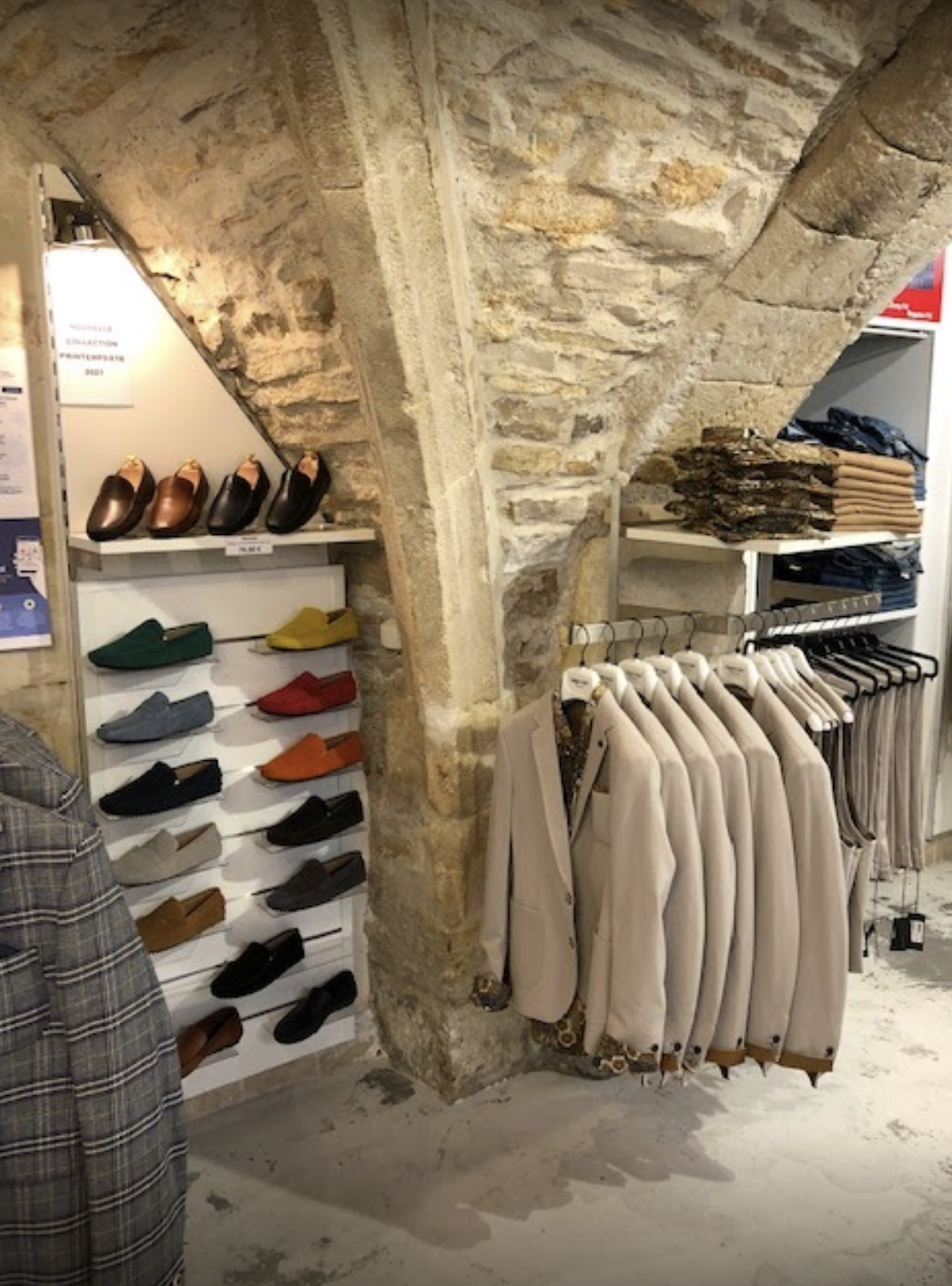 boutique de prêt-à-porter homme, à Nîmes, Magasin en pierres apparentes, vestes beige, costumes chics homme, costumes mariages