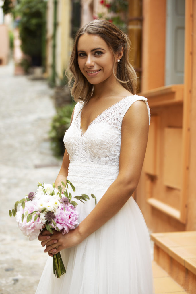 bouquet de mariée, robe de mariée bohème, ruelles Collioure, thème romantique, Mariage et Beauté Magazine