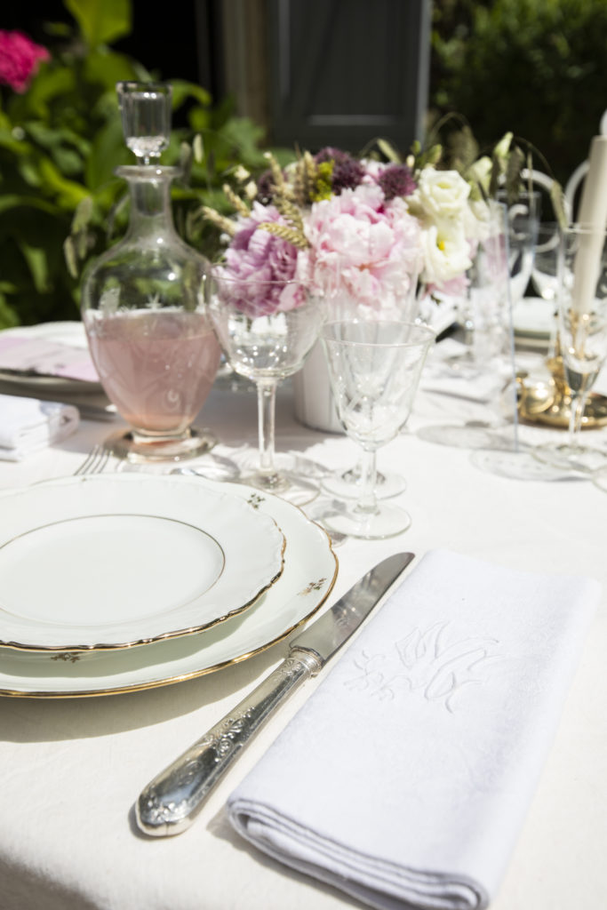 table mariés, mariage romantique chic, vaisselle porcelaine, assiettes porcelaine, couverts en argent, verres en cristal, serviette coton, mariage et beauté magazine