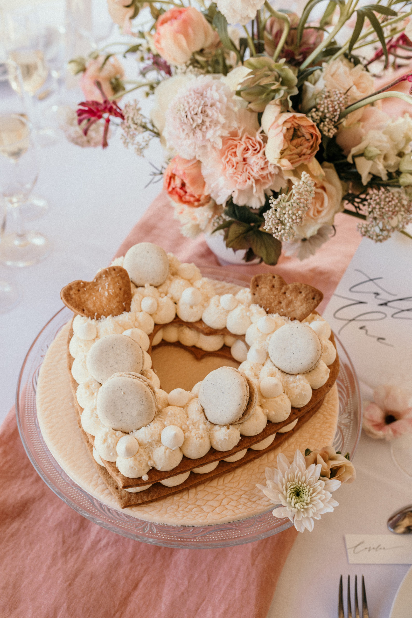 gâteau mariage, gâteau forme de coeur, gâteau, number cakes, desserts mariage, bouquet de fleurs orangés, gâteau blanc et beige, biscuits coeur, cooking Cakes Béziers