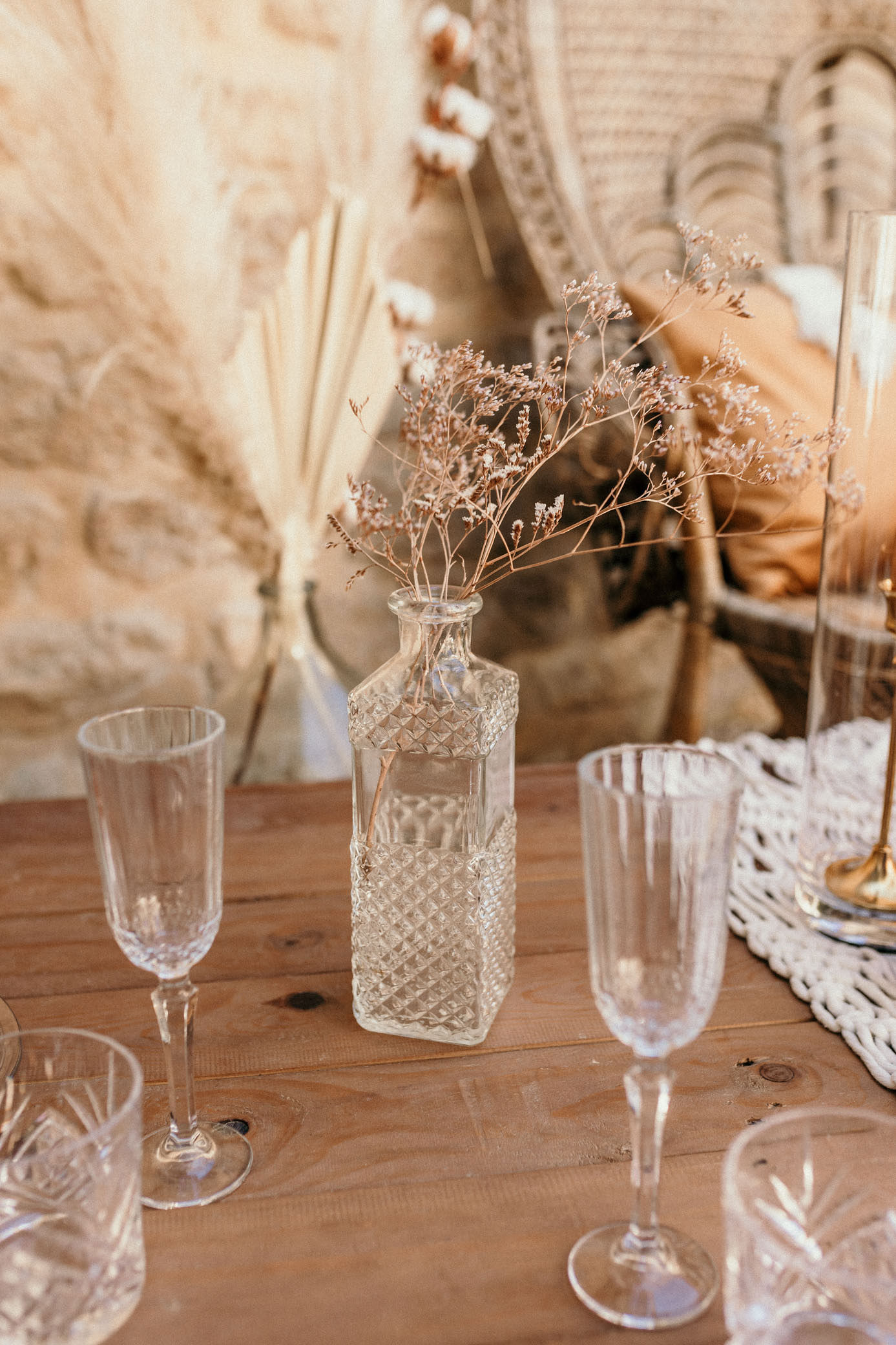 verres cristal, mariage, décoration mariage bohème, inspiration mariage bohème, table basse bois