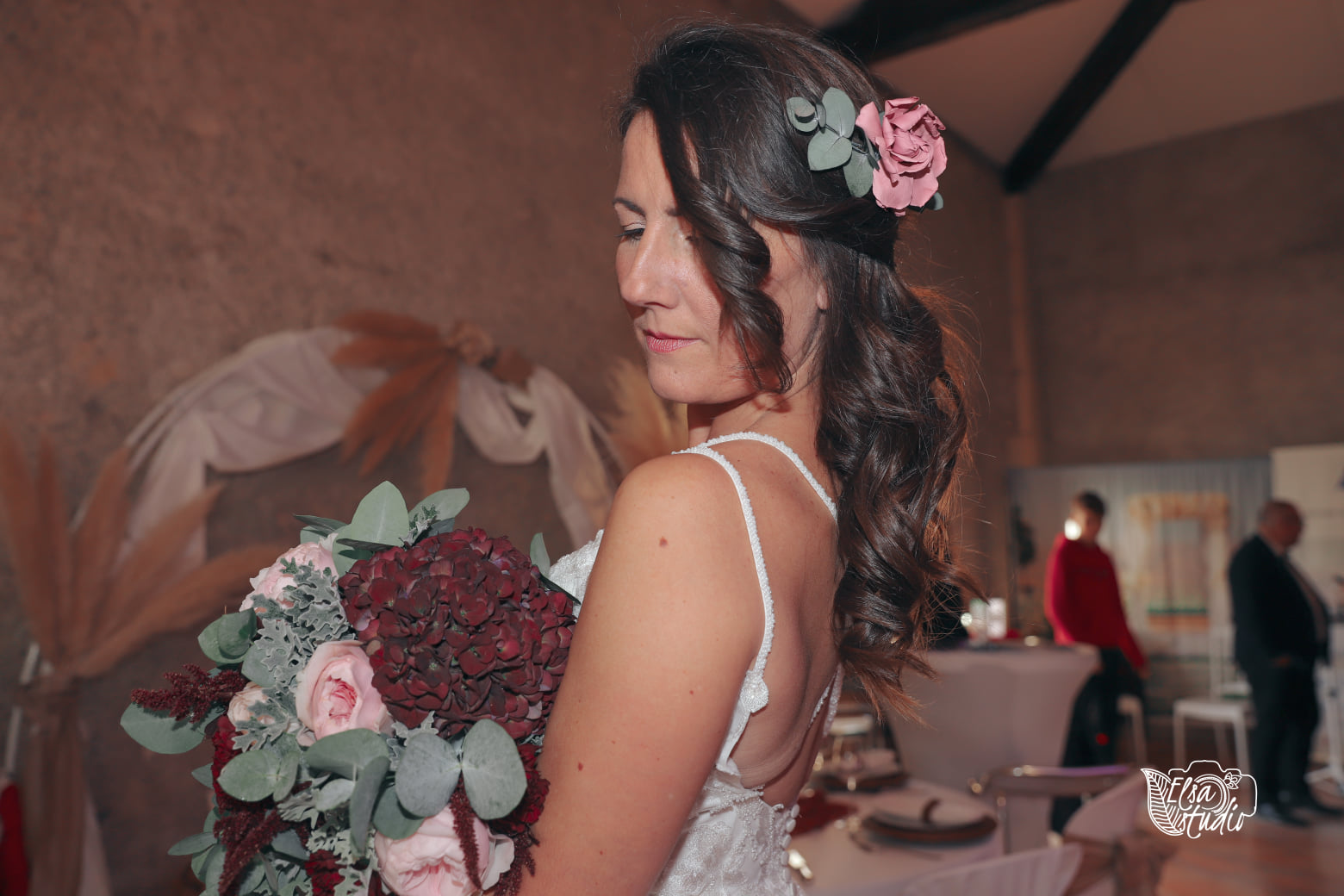 salon du mariage au domaine de l'Ale, domaine de l'Ale Capestang, mariage, salon du mariage, robe de mariée, barrette florale, bouquet de mariée, défilé de robes de mariée