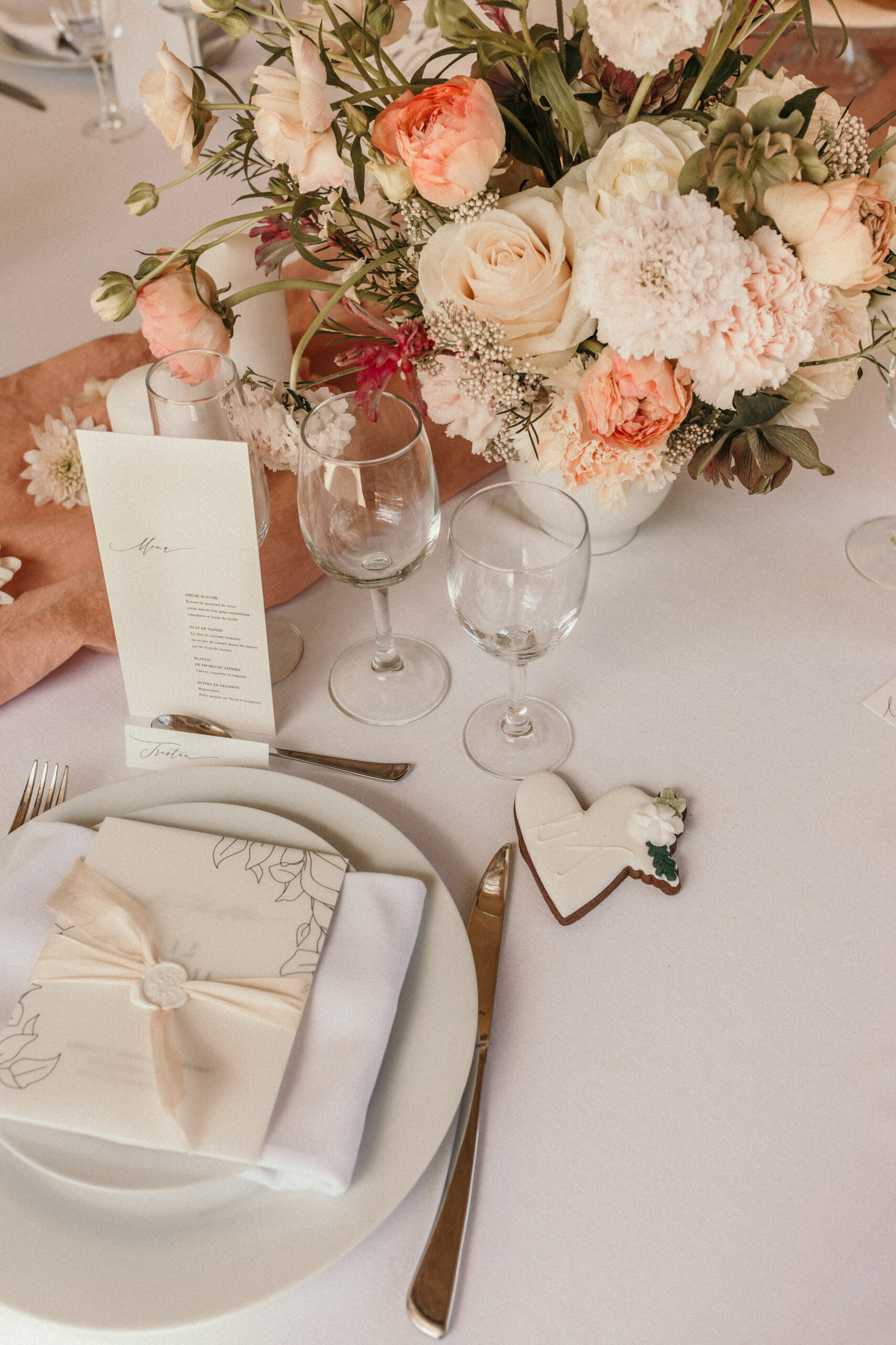 table de mariage, décoration de table mariage, assiette location Gard, sablés personnalisés mariage, menu mariage, inspiration mariage chic dans le Gard