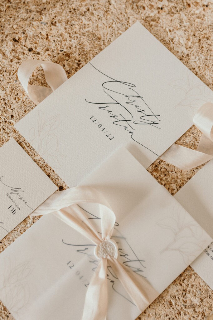 papeterie mariage, faire part mariage, ruban satiné beige, rose poudré, mariage inspiration chic, mariage dans le Gard, inspiration décoration mariage