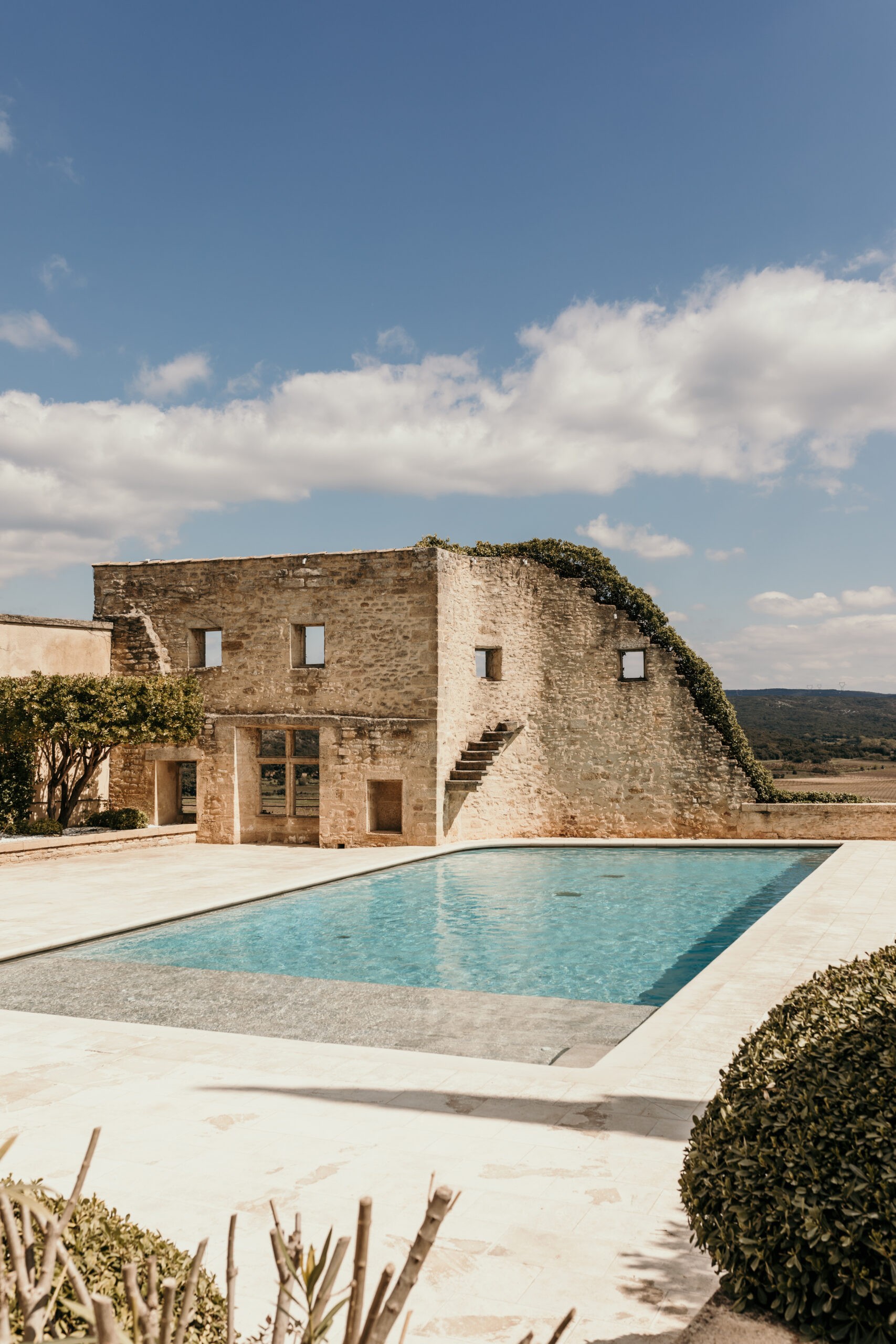hôtel Vieux Castillon, Castillon du Gard, inspiration mariage gard, piscine extérieure, village ancien, mariage chic Gard