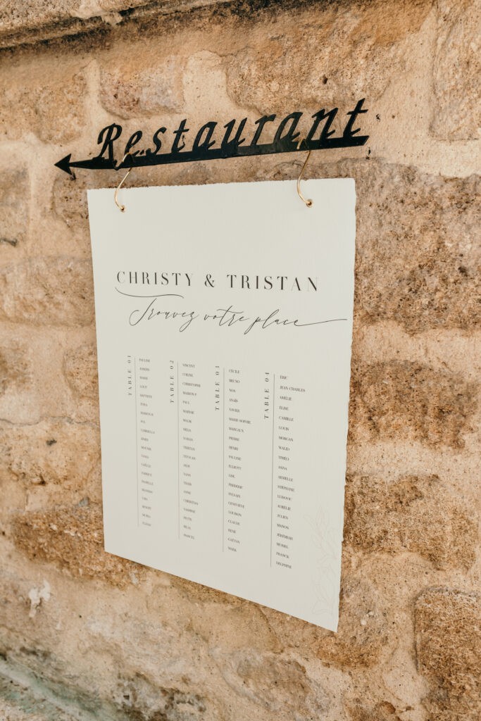 plan de tables mariage, mur en pierre ancien, mariage chic Gard, mariage dans le Gard, papeterie mariage, faire part mariage