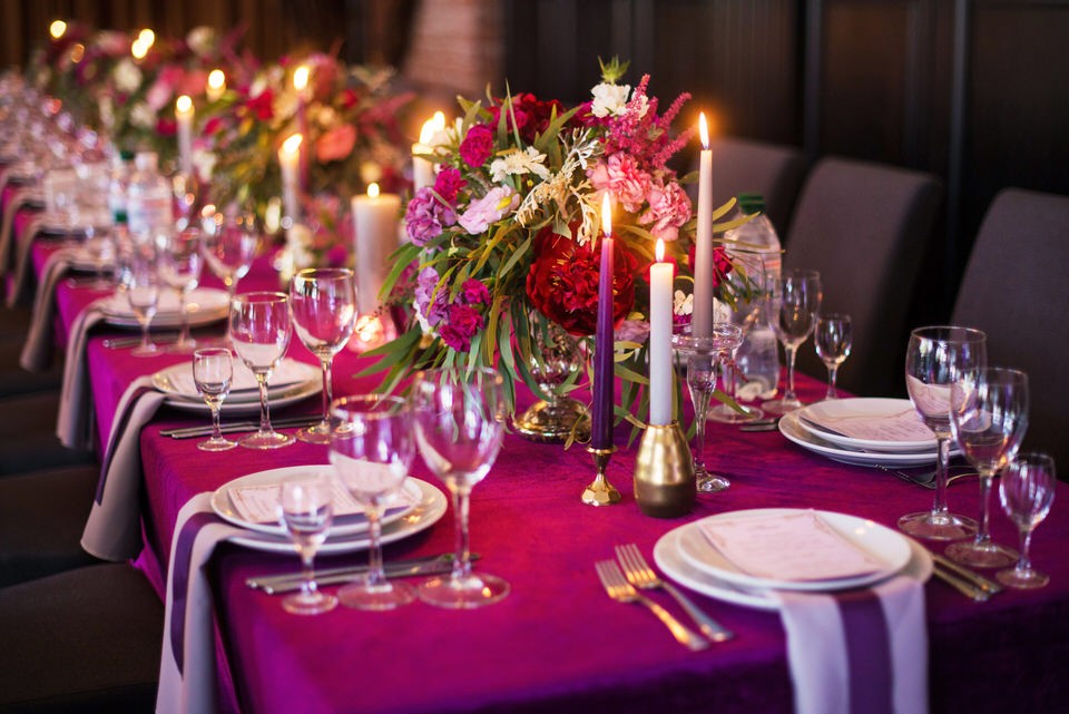 décoration mariage, table de mariage, couleur magenta, couleur 2023