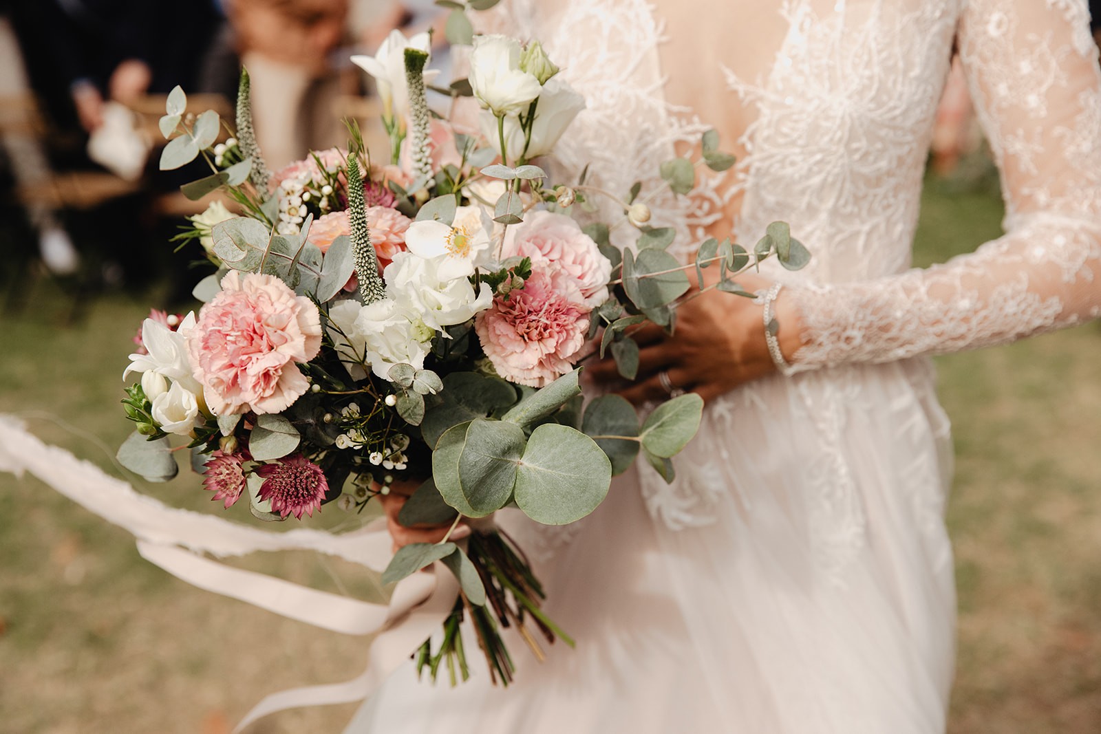 bouquet de mariée, robe de mariée, fleurs roses, blanches, fleuriste mariage Montpellier, Fleurs Design by Faustine