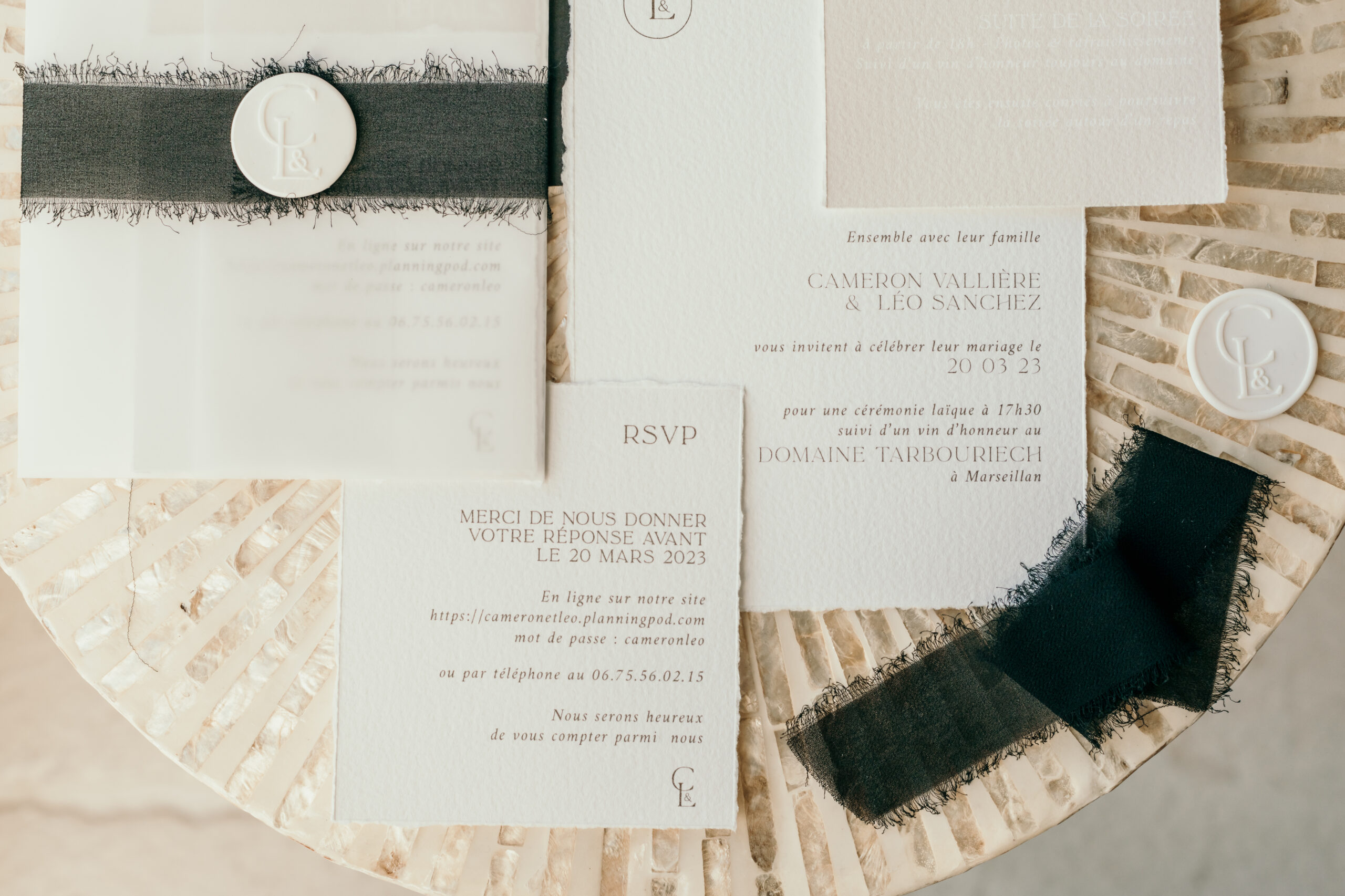papeteries mariage, noir et blanc, ruban noir, cachet de cire beige, invitations mariage, save the date, menu mariage, panneau de bienvenue, marque place, numéro de table, graphiste mariage, La Papet'à Lucette, papeterie mariage Béziers, faire part mariage Montpellier, faire part mariage Perpignan, faire part mariage Carcassonne