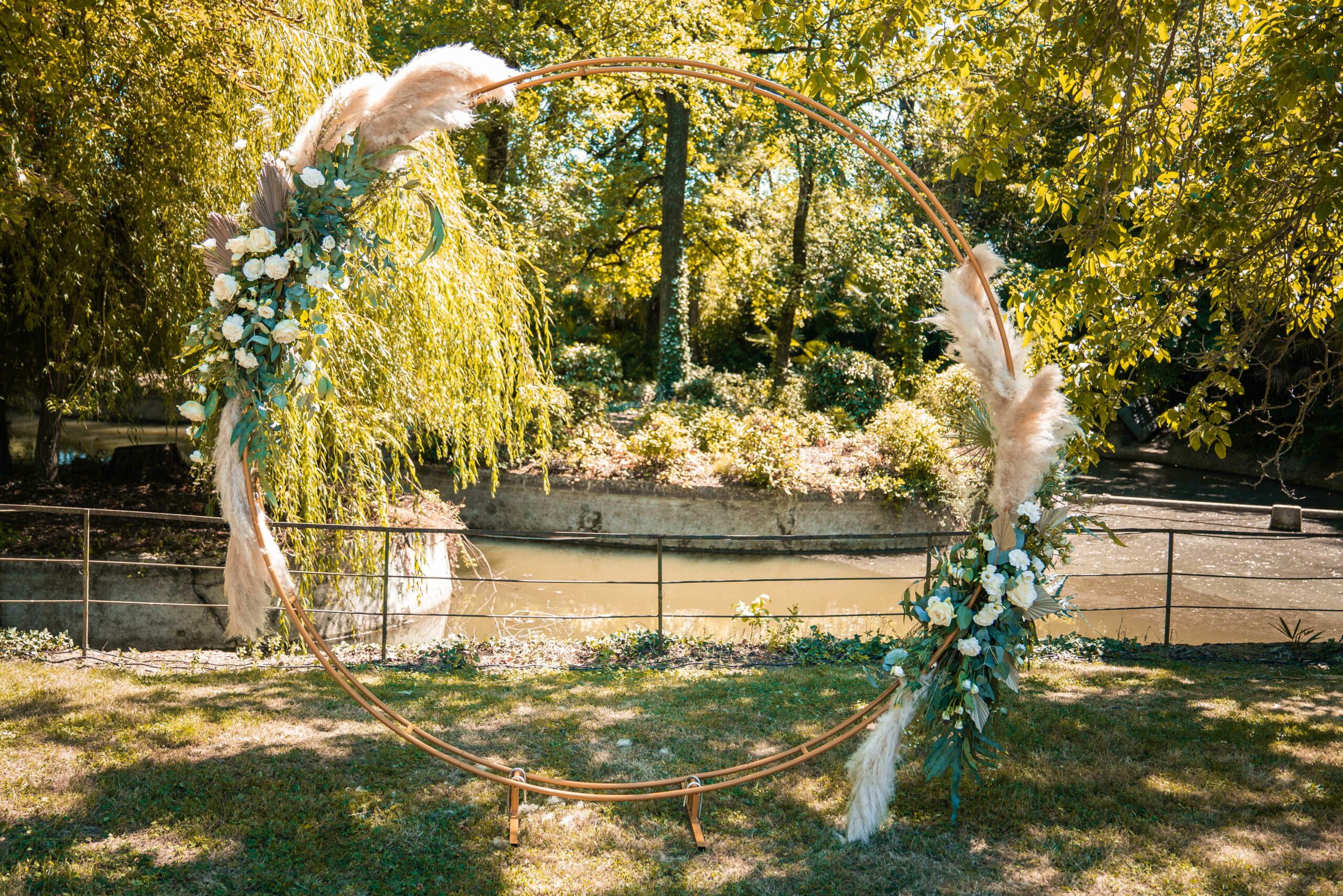 cérémonie laïque, arche florale mariage, Sahra B Wedding Planner et Designer, organisatrice de mariage Carcassonne et Narbonne, Organiser son mariage de A à Z