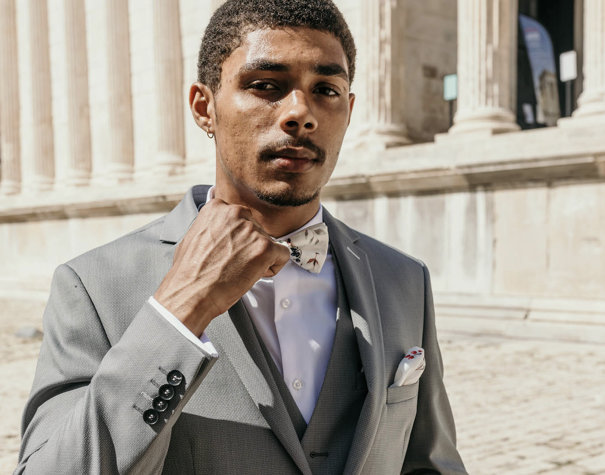 boutique de costumes de mariés, costumes mariage Nîmes, magasin de costumes mariage, costume gris clair, noeud papillon liberty, chemise blanche, carré Nîmes, maison carrée, édifice Romain, Zakeo Nîmes