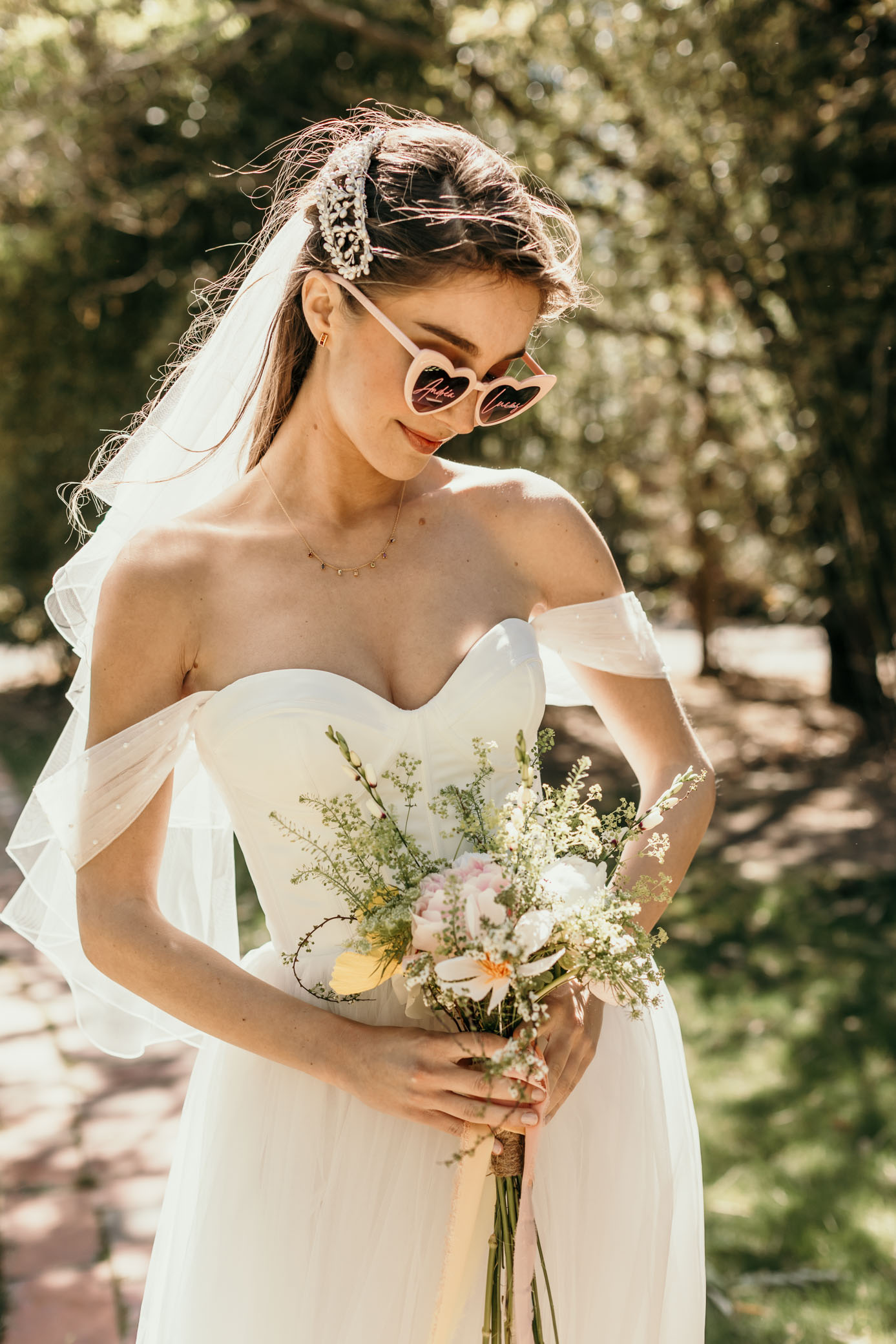 bouquet de mariée - MagazineMariage&Beauté mariée, robe de mariée courte, voile de mariée court, bouquet de mariée, fleurs en papier et séchées, Andréa Baeza 1e dauphine Miss Languedoc-Roussilon