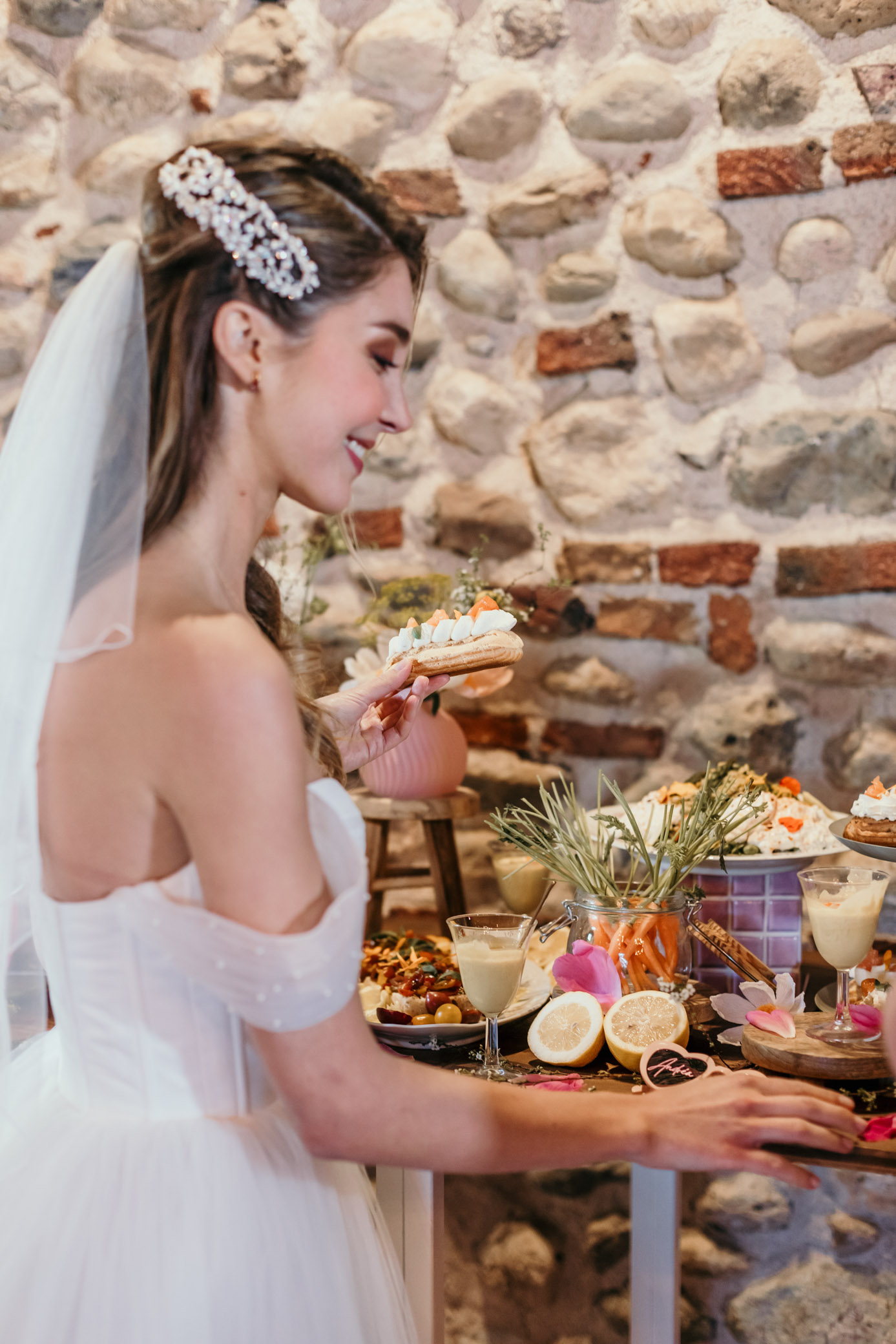 buffet mariage - MagazineMariage&Beauté mariée au buffet, robe de mariée courte, voile court, barrettes cheveux, grazing mariage, thème Just Funny, traiteur mariage Perpignan