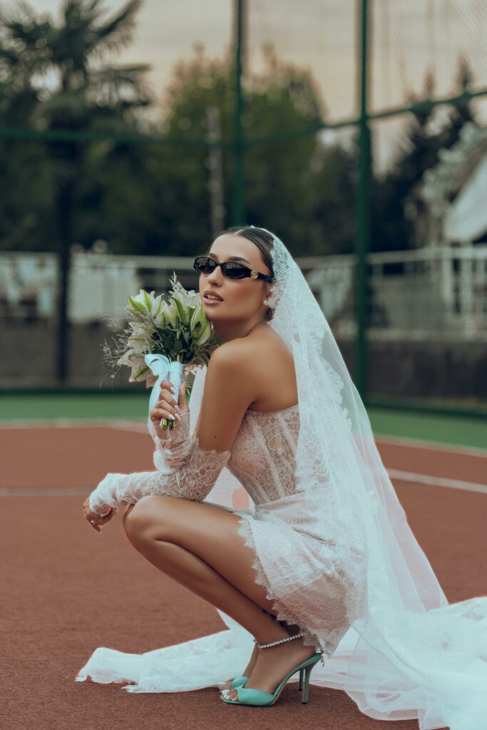 robe de mariées courte, robe courte, robe de mariées en dentelle, terrain de tennis, mariée, bouquet de fleurs, mariage, tendance 2026