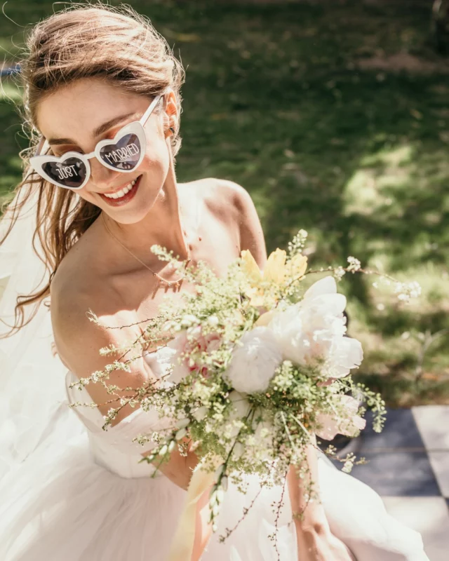 🌸 𝕗𝕝𝕖𝕦𝕣𝕚𝕤𝕥𝕖
(𝕗𝕝𝕠𝕣𝕚𝕤𝕥)
Vous aimez ? ʟɪᴋᴇᴢ ᴄᴏᴍᴍᴇɴᴛᴇᴢ ᴘᴀʀᴛᴀɢᴇᴢ ᴄᴇ ᴘᴏꜱᴛ

🇫🇷 Un vent léger donne vie à ce joli bouquet de mariée réalisé par Laure.
Son travail particulièrement imprégné de l'art japonais nous raconte une histoire authentique, grâce notamment au choix délicat de chaque fleur.
Vous aussi, racontez votre histoire avec elle, afin de sublimer vos événements. 

contact :
@maeko_design

🇬🇧 Laure Flowershop Manager in #narbonne #southofrance Maekodesign.fr

__🖤__________________________________________
#fleursmariage #weddingflowers #bouquetdemariée #decorationfloralemariage #mariage #archeflorale #montpellier #vinassan #narbonne #boujansurlibron #gruissan #coursan #lezignanlescorbieres #gruissan #lezignancorbieres #perpignan #portleucate
#florist #weddingbouquets #fleursjaponaises  #fleuristemariagebeziers #fleuristemariagenarbonne #fleuristemariageperpignan