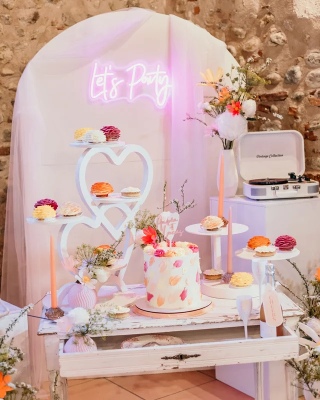 🧁 𝔾â𝕥𝕖𝕒𝕦𝕩 𝕕𝕖 𝕞𝕒𝕣𝕚𝕒𝕘𝕖
(𝕎𝕖𝕕𝕕𝕚𝕟𝕘 𝕔𝕒𝕜𝕖𝕤)
Vous aimez ? ʟɪᴋᴇᴢ ᴄᴏᴍᴍᴇɴᴛᴇᴢ ᴘᴀʀᴛᴀɢᴇᴢ ᴄᴇ ᴘᴏꜱᴛ

🇫🇷 GÂTEAUX - WEDDING CAKES & Entremets
✨ Présentation
On est fan de ces jolis gâteaux confectionnés avec amour par Marie-Laure, lors de notre grand reportage. 
On comprend pourquoi elle a été finaliste régionale de @mongateauestlemeilleurdefrance .
Elle réalise de somptueux Wedding Cakes, des entremets, des gâteaux individuels et toutes sortes de délicieux mets sucrés.

✨ Ses services
- pâtissière pour toutes les occasions

Prenez rdv avec elle et offrez-vous le plus beau gâteau pour votre événement ou votre mariage.
Contact : @mary_patisse66 

🌸 @maeko_design
🏠 @chateaunadalhainaut 
🪑 @le.hangar.location 
💌 @annaandcie_creations 
📸 @annedelamarre_photographie 
...

🇬🇧 Today we present to you a sweet universe to Mary pâtisse company next to Perpignan in #southoffrance 

___🖤 __________________________
#gateaumariageperpignan #montpellier #perpignan #narbonne #rivesaltes #thuir #saintesteve #saintcyprien #bompas #illesurtêt #canetenroussillon #cupcakes #weddingcakes #nudecakes #gâteau #gateausaintvalentin #gateaucoeurchocolat #gateaumariage #mariage #gateaumariageperpignan #weddingcakeperpignan #patissiereperpignan #patisseriemariageperpignan #gateaumariageperpignan