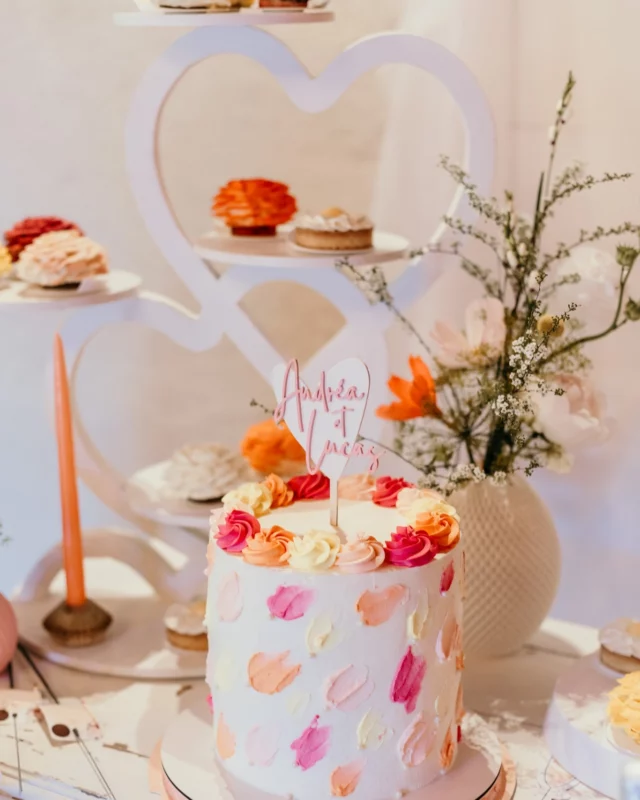 🧁 𝔾â𝕥𝕖𝕒𝕦𝕩 𝕕𝕖 𝕞𝕒𝕣𝕚𝕒𝕘𝕖
(𝕎𝕖𝕕𝕕𝕚𝕟𝕘 𝕔𝕒𝕜𝕖𝕤)
Vous aimez ? ʟɪᴋᴇᴢ ᴄᴏᴍᴍᴇɴᴛᴇᴢ ᴘᴀʀᴛᴀɢᴇᴢ ᴄᴇ ᴘᴏꜱᴛ

🇫🇷 GÂTEAUX - WEDDING CAKES & Entremets
✨ Présentation
Pour plus de pep's et de fraîcheur, pourquoi ne pas réaliser un wedding cake coloré à son mariage ?
Finaliste régionale de @mongateauestlemeilleurdefrance , Marie-Laure confectionne différentes douceurs pour le plus grand plaisir de tous les gourmands !
Elle réalise de somptueux Wedding Cakes, des entremets, des gâteaux individuels et toutes sortes de délicieux mets sucrés.

✨ Ses services
- pâtissière pour toutes les occasions

Prenez rdv avec elle et offrez-vous le plus beau gâteau pour votre événement ou votre mariage.
Contact : @mary_patisse66 

🌸 @maeko_design
🏠 @chateaunadalhainaut 
🪑 @le.hangar.location 
💌 @annaandcie_creations 
📸 @annedelamarre_photographie 
...

🇬🇧 Today we present to you a sweet universe to Mary pâtisse company next to Perpignan in #southoffrance 

___🖤 __________________________
#gateaumariageperpignan #montpellier #perpignan #narbonne #rivesaltes #thuir #saintesteve #saintcyprien #bompas #illesurtêt #canetenroussillon #cupcakes #weddingcakes #nudecakes #gâteau #gateausaintvalentin #gateaucoeurchocolat #gateaumariage #mariage #gateaumariageperpignan #weddingcakeperpignan