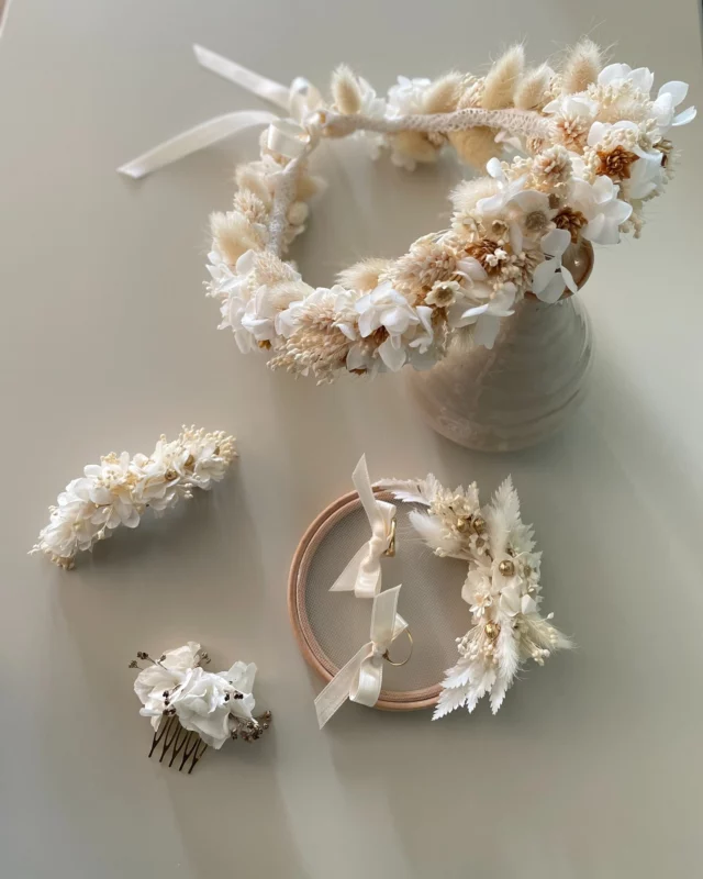 🌸 𝕗𝕝𝕖𝕦𝕣𝕚𝕤𝕥𝕖
(𝕗𝕝𝕠𝕣𝕚𝕤𝕥)
ʟɪᴋᴇᴢ ...ᴄᴏᴍᴍᴇɴᴛᴇᴢ... ᴘᴀʀᴛᴀɢᴇᴢ ᴄᴇ ᴘᴏꜱᴛ

🇫🇷 CRÉATRICE FLORALE - Accessoires en fleurs séchées
𝙿𝚛𝚎́𝚜𝚎𝚗𝚝𝚊𝚝𝚒𝚘𝚗
✨ Revenons sur le travail de cette talentueuse créatrice d'accessoires floraux, spécialiste des fleurs séchées et stabilisées.
Amoureuse des fleurs, Mathilde n’hésite pas à créer et façonner des accessoires floraux raffinés qui répondent à vos souhaits. De plus, vous pouvez profiter de ses talents en tant que designer floral, pour fleurir l'ensemble de votre événement.

𝚂𝚎𝚜 𝚜𝚎𝚛𝚟𝚒𝚌𝚎𝚜 ?
✨ fleuriste
✨ créatrice d'objets floraux (barrettes, couronnes, porte alliances, etc.)

𝚂𝚘𝚗 𝚌𝚘𝚗𝚝𝚊𝚌𝚝 ?
✨ @plaisir_et_creation

🇬🇧 The beautiful floral decorations are made by Mathilde from the flower shop @Plaisir et Création #southoffrance🇫🇷

__🖤__________________________________________
#fleursséchees #couronnefleurssechees #bouquetfleurssechees #fleursmariage #weddingflowers #bouquetdemariée #decorationfloralemariage #mariage #archeflorale #montpellier #arles #avignon #alès #narbonne #perpignan #carcassonne #fleuristemariagenarbonne #fleuristemariagemontpellier
#florist #frenchweddingbouquets #flowershop #flowers #fleuristenarbonne #fleursstabilisees #barrettecheveux #portealliancesmariage