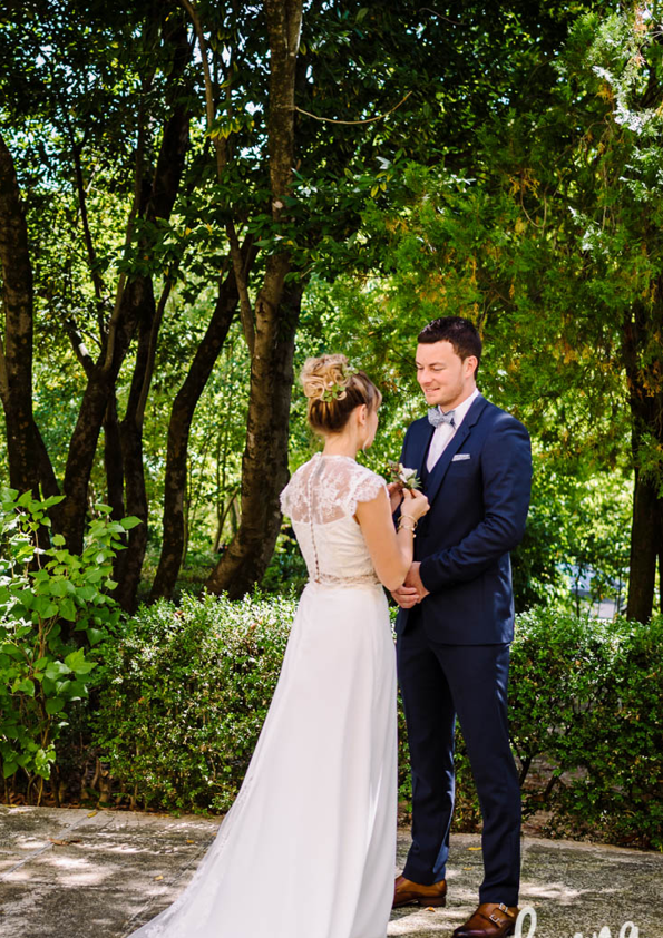 couple de mariés, mariage nature, robe dentelle, costume bleu, mariage