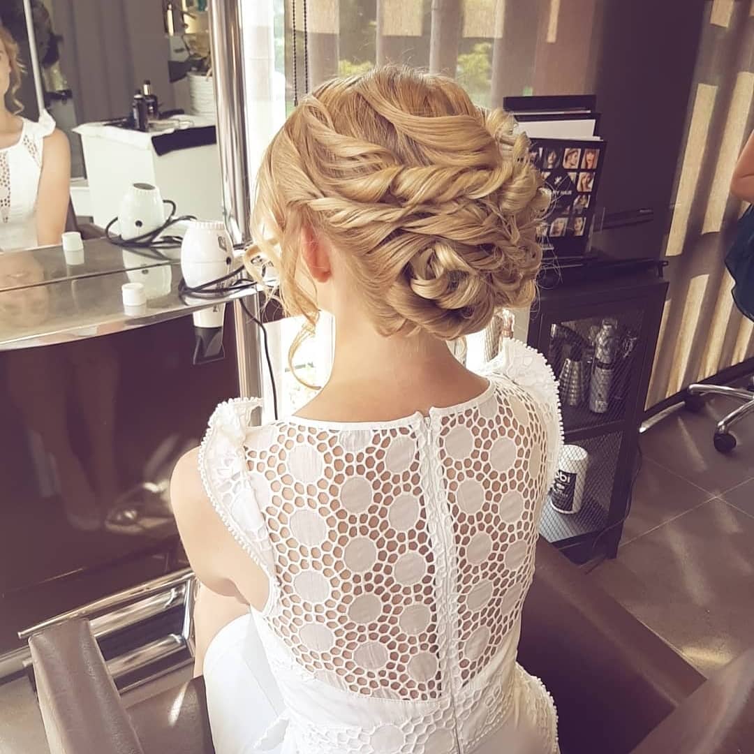 salon de coiffure Montpellier, institut de beauté Montpellier, coiffure de mariage, coiffure de mariée, chignon de mariée, blonde, robe de mariée dentelles, salon de coiffure, spa