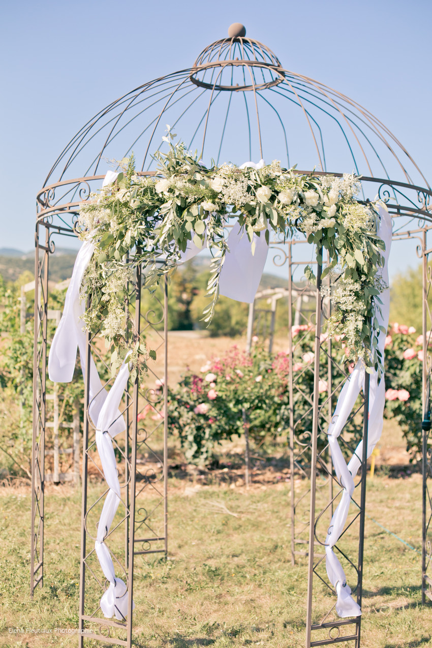 arche cérémonie laïque, mariés, officiant, décorations florales